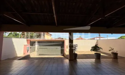 Casa com ótima localização, 03 dormitórios com armários sendo um suíte.