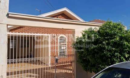 Casa com boa localização próximo a escola e creche.