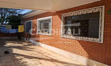 Casa com ótima localização, com frente para a Vaz Filho.