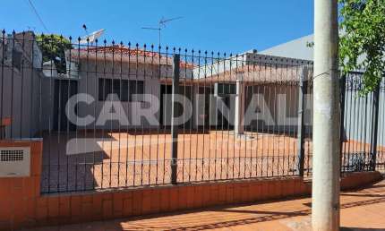 Casa com ótima localização, 03 dormitórios com suíte e área com churrasqueira.