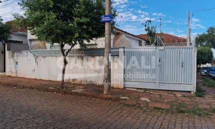 Casa com ótima localização, de esquina próxima ao centro.