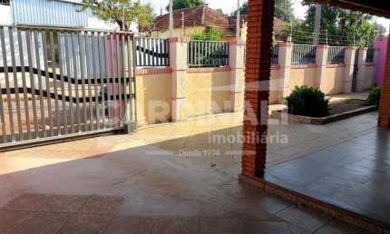 Casa com ótima localização, próximo escola e centro da cidade.