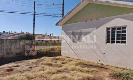 Casa de esquina com ótima localização, a 5 minutos do centro da cidade.