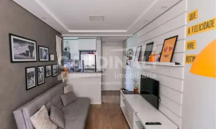 Apartamento à venda ou locação, com 47 metros quadrados, dois quartos, um banheiro, mobiliado e com uma vaga coberta.