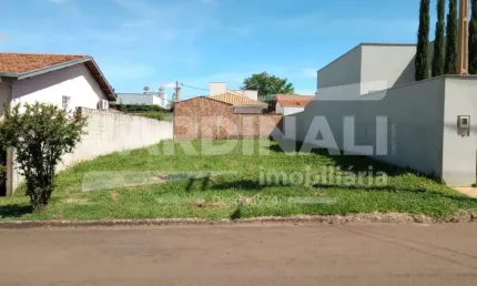 Terreno em condomínio, com ótima localização, caída favorável, pronto para construir.