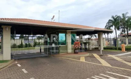 Casa em condomínio  com excelente localização próximo supermercados e comércio