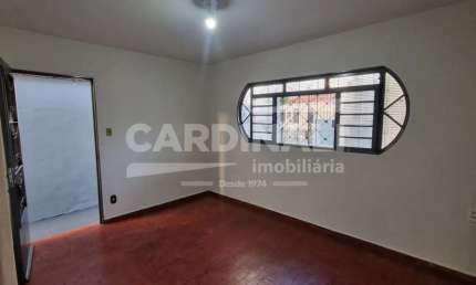 Casa com excelente localização, próximo a supermercados e comércio.
