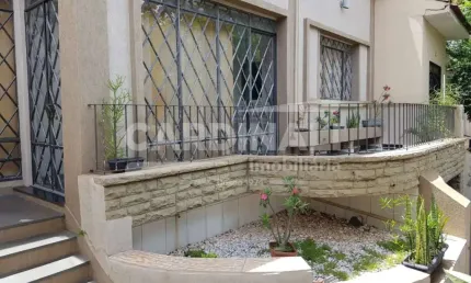 Casa com excelente localização, próximo comércio e centro da cidade.