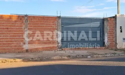 Terreno murado com portão, plano pronto para construir.