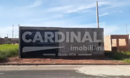 EXCELENTE OPORTUNIDADE - Terreno murado com portão basculante.