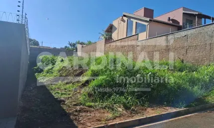 Terreno com caída favorável pronto para construir, ótima localização.