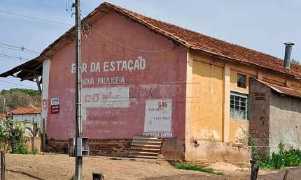 Barracão comercial com localização privilegiada, mais 5 casas dentro dessa área com ótima oportunidade de investimento