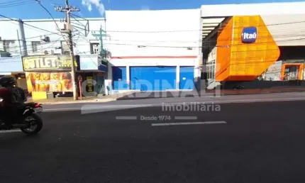 Prédio comercial no Centro ao lado da Agência Itaú em São Carlos