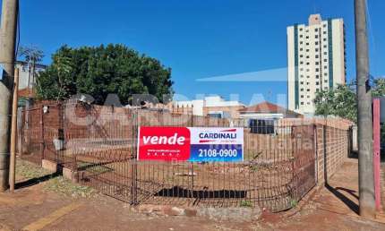 Casa com amplo terreno de esquina, com localização privilegiada.