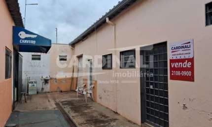 Sala comercial em galeria, rua de acesso com grande movimento.