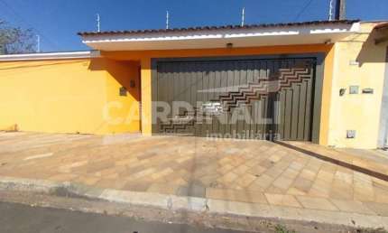 casa de três dormitórios sendo um suíte com quatro vagas de garagem.