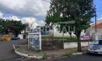 Casa de esquina com excelente localização para comércio.