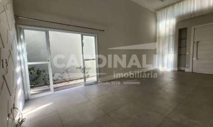 casa de 3 dormitórios sendo um suíte em condomínio fechado.