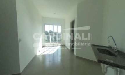 apartamento de dois dormitórios sendo um suíte com uma vaga de garagem.