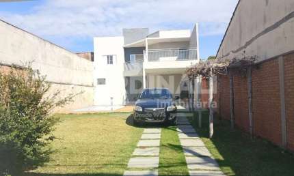 Sobrado com excelente localização, próximo a supermercados.