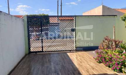 Casa com boa localização, próximo a escolas, creches e supermercados.