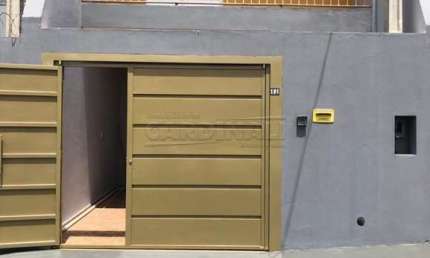 Sobrado com dois dormitórios e garagem coberta no Domingos Valérios