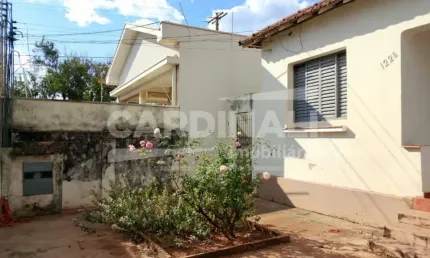 Casa com excelente localização, próximo a supermercados e comércios.