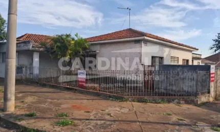 Casa de esquina com localização espetacular, ao lado da Av 36.