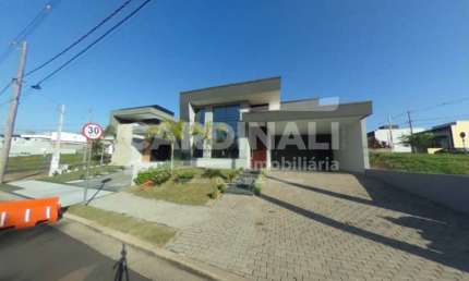 Casa nova com acabamento de primeira qualidade e muito bom gosto
