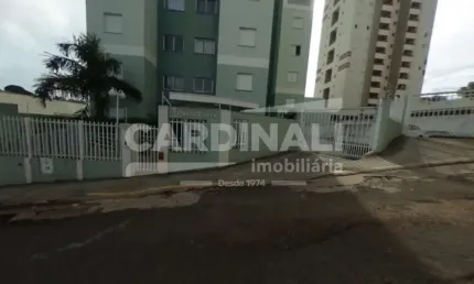 apartamento de dois dormitórios com uma vaga coberta.