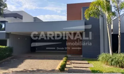 Casa com excelente localização, próximo a supermercados e comércio.