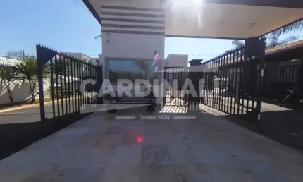 Apartamento de dois dormitórios com uma vaga de garagem.