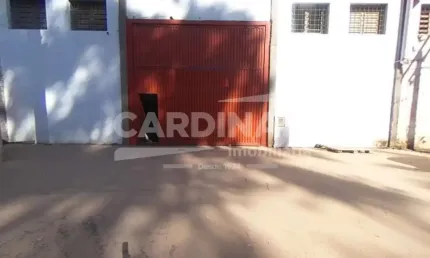 Barracão comercial com pé direito de 7 metros de altura.