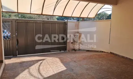 Casa com 03 dormitórios e localização privilegiada.