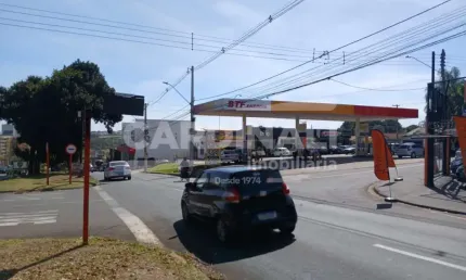 Sala comercial no posto de combustível com ótima localização.