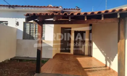 Casa com ótima localização, com suíte e garagem coberta.
