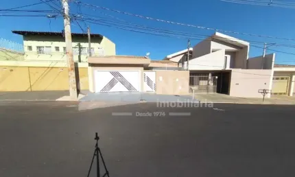 Casa com 3 quartos para alugar na Rua José Calijuri, 244, Jardim Hikare, São Carlos