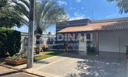 Linda casa em condomínio com localização privilegiada, casa com piscina aquecida.