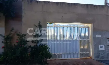 Casa com boa localização, próximo a escolas e creches.