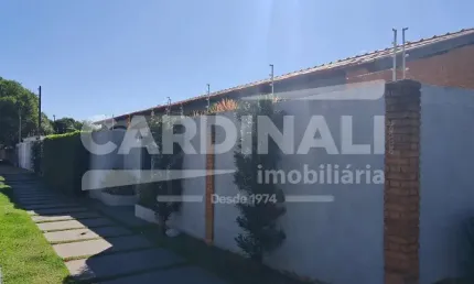 Casa de esquina com ótima localização, 03 dormitórios com suíte