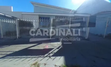 Imóvel comercial no centro, 8 salas e estacionamento para 3 carros.