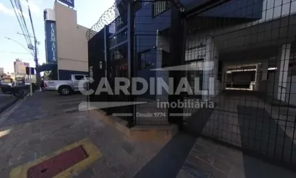 apartamento de dois dormitórios sendo um suíte com uma vaga de garagem.