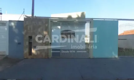 Casa com ótima localização, com 03 dormitórios, sendo 02 suítes.
