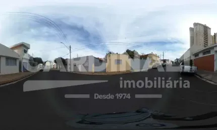 Casa - ótima localização - quintal amplo com grama - área de serviço