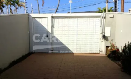Casa com excelente localização, próximo a supermercados e comércio.