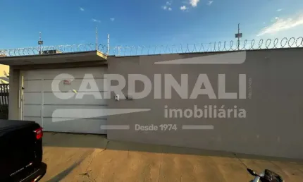 Casa de um dormitório com quatro vagas de garagem e piscina.