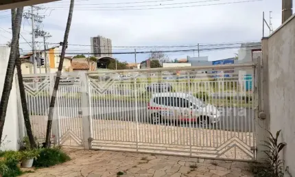 Casa com excelente localização, em um dos bairros mais desejados da cidade.