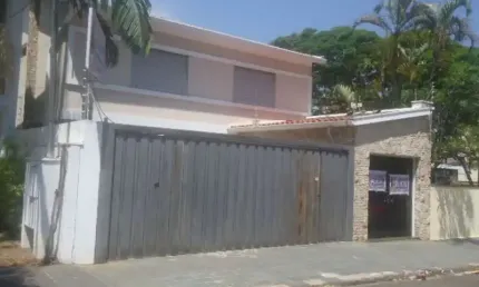 Casa sobrado com 3 dormitórios e 2 suítes no Centro em frente ao Restaurante Nanmi em São Carlos