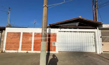 Casa com 3 dormitórios no Jardim Beatriz próxima a Escola Carmine Botta em São Carlos