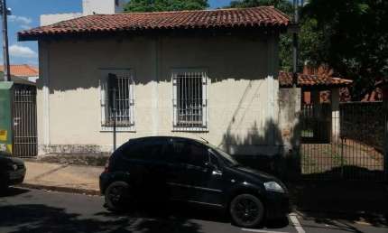 Casa com 3 dormitórios no Centro próxima ao Teatro Municipal em São Carlos